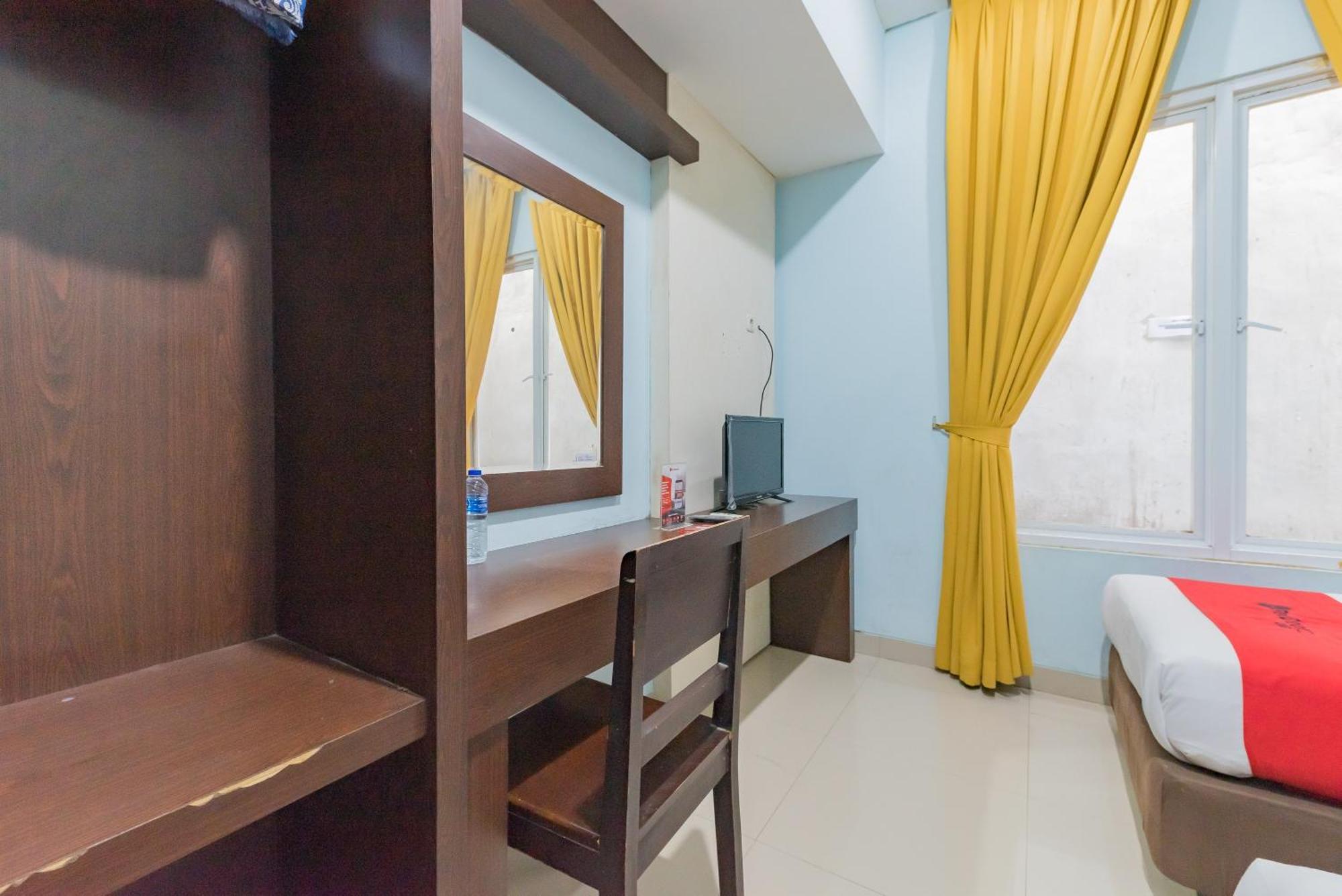Reddoorz At La Mega Near Pasar Pagi Cirebon Hotel Exterior photo