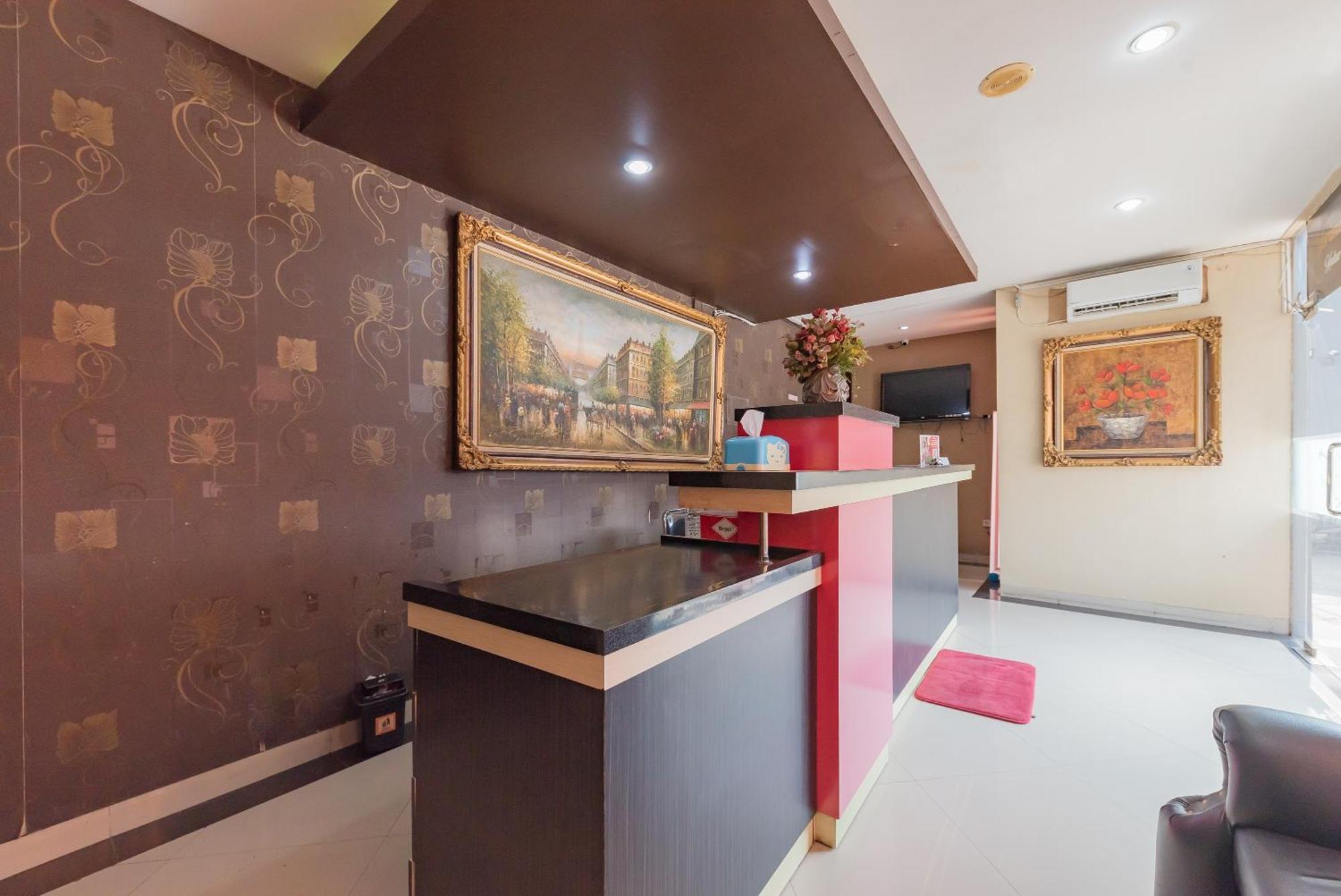 Reddoorz At La Mega Near Pasar Pagi Cirebon Hotel Exterior photo