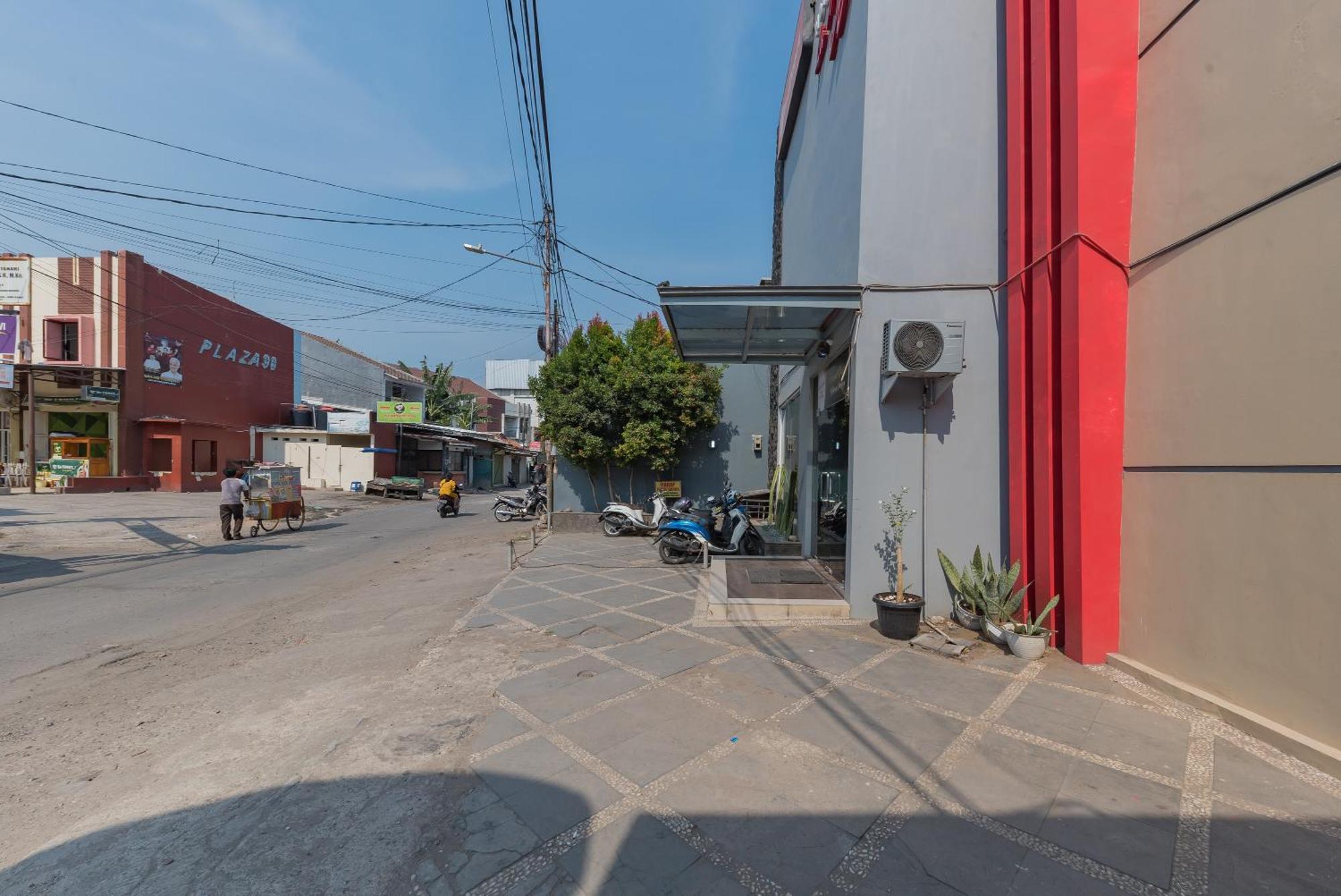 Reddoorz At La Mega Near Pasar Pagi Cirebon Hotel Exterior photo