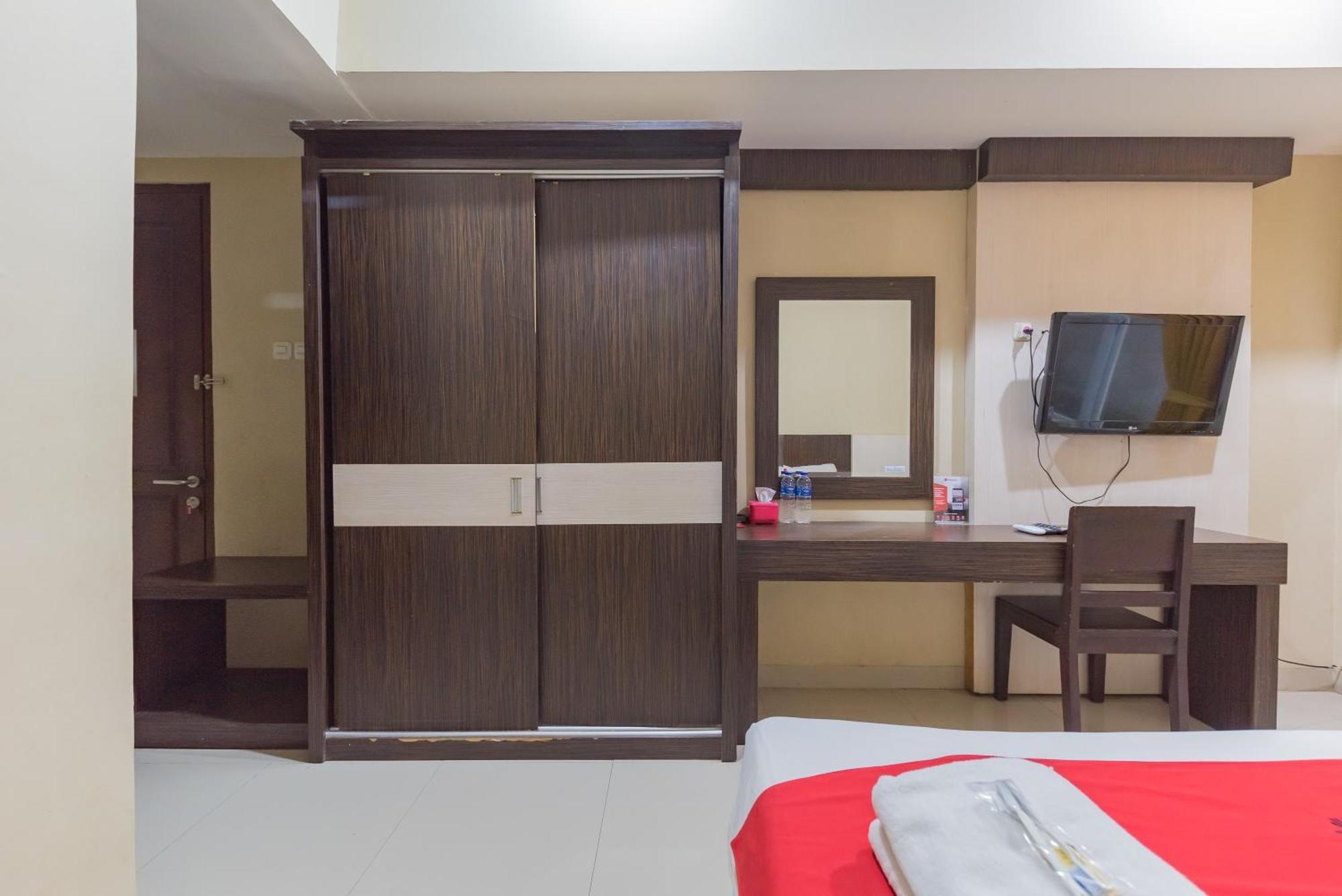 Reddoorz At La Mega Near Pasar Pagi Cirebon Hotel Exterior photo