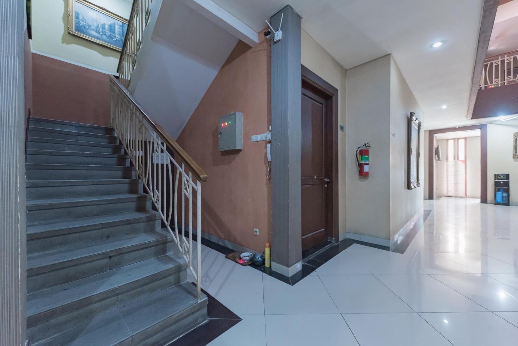 Reddoorz At La Mega Near Pasar Pagi Cirebon Hotel Exterior photo