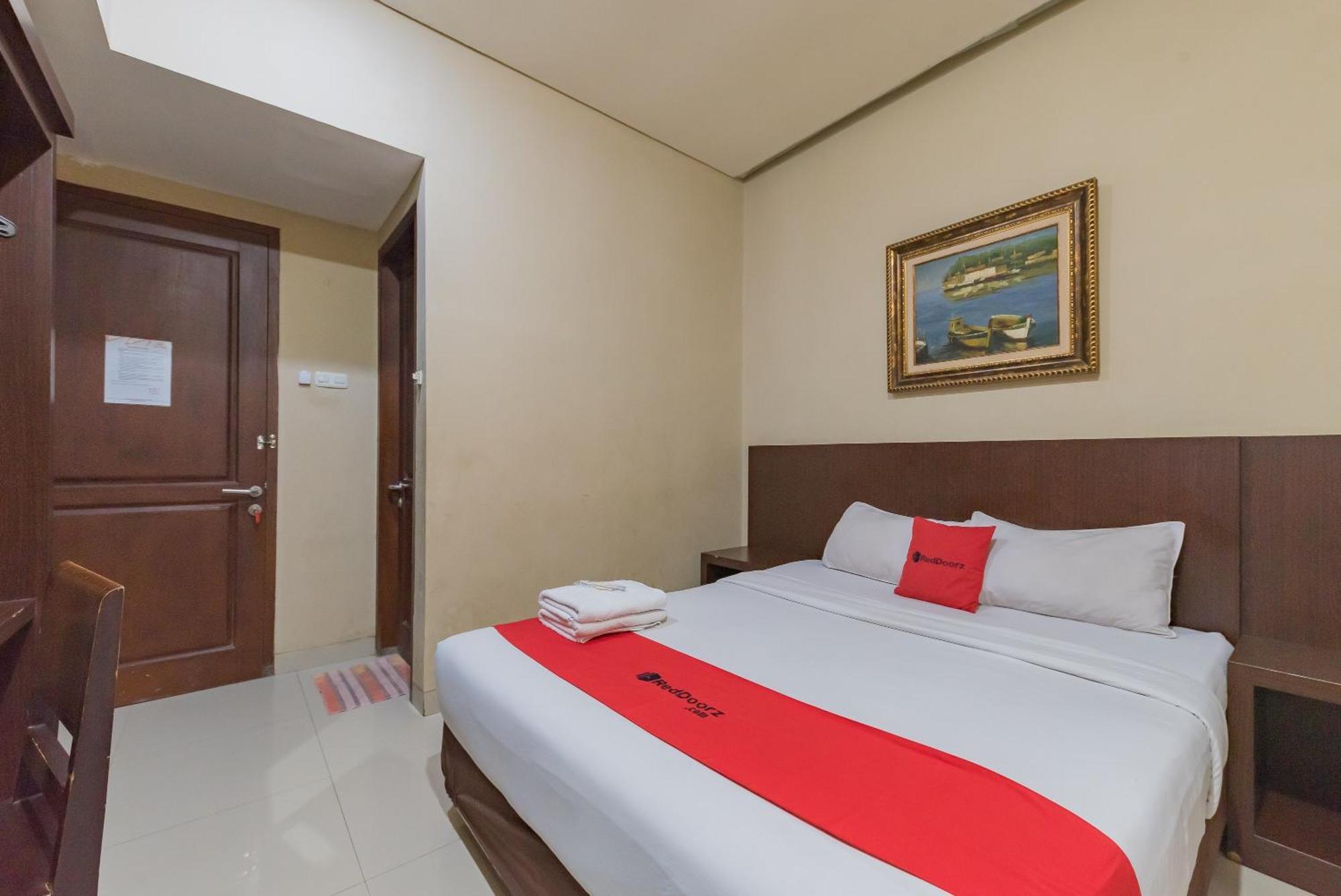 Reddoorz At La Mega Near Pasar Pagi Cirebon Hotel Exterior photo