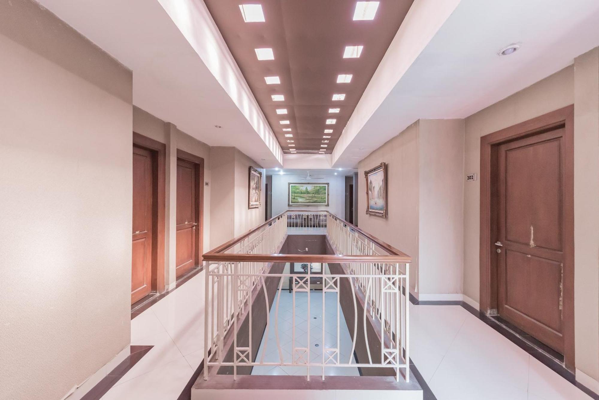 Reddoorz At La Mega Near Pasar Pagi Cirebon Hotel Exterior photo