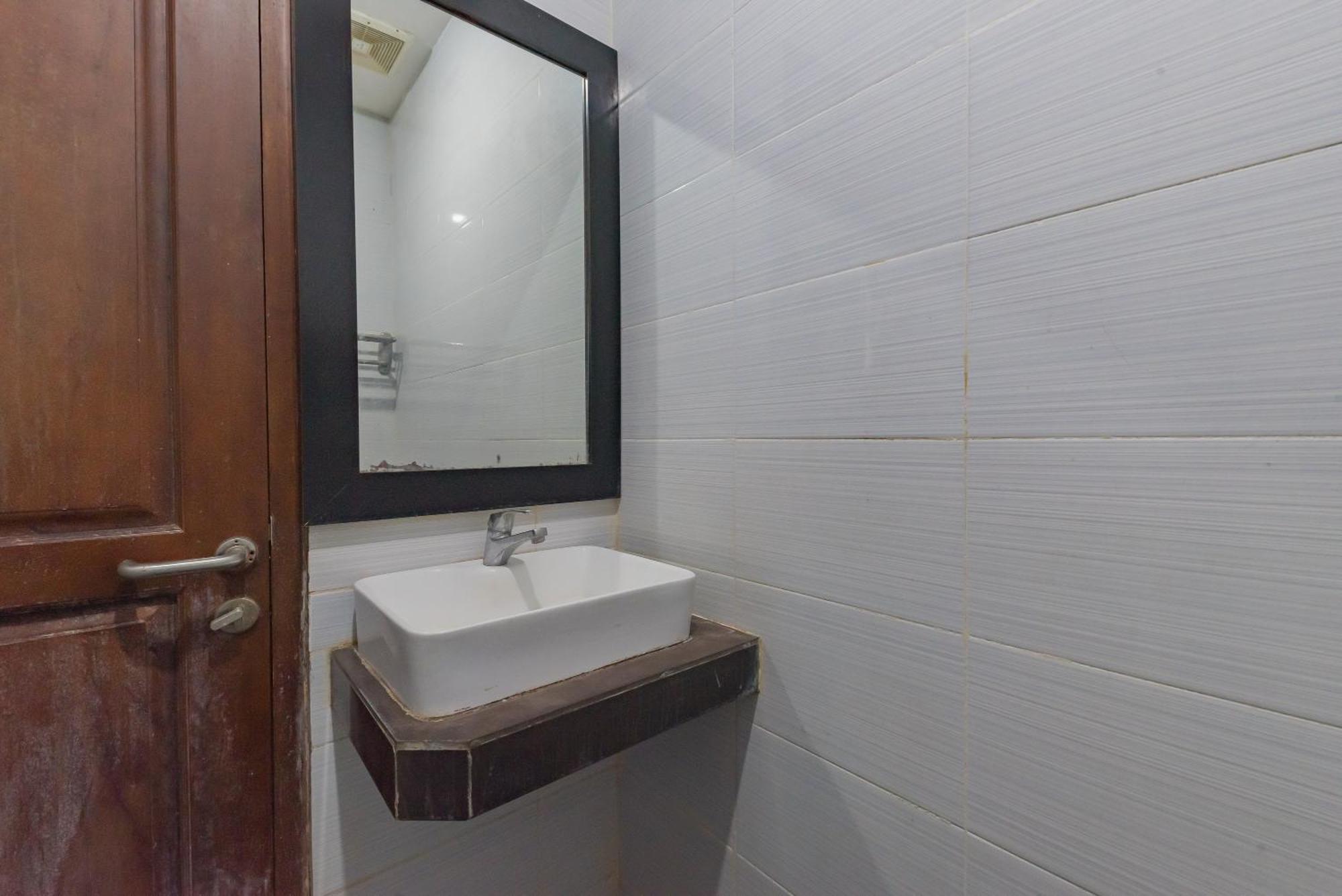 Reddoorz At La Mega Near Pasar Pagi Cirebon Hotel Exterior photo