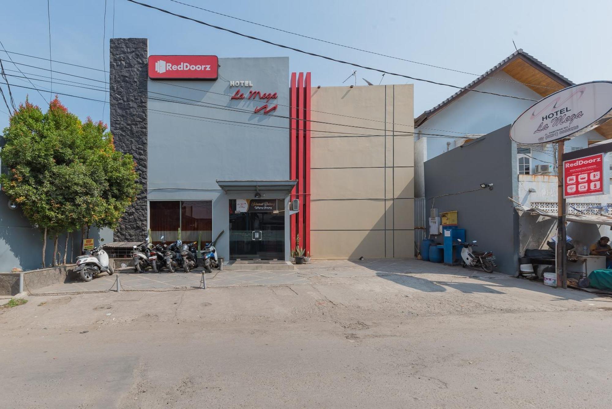 Reddoorz At La Mega Near Pasar Pagi Cirebon Hotel Exterior photo