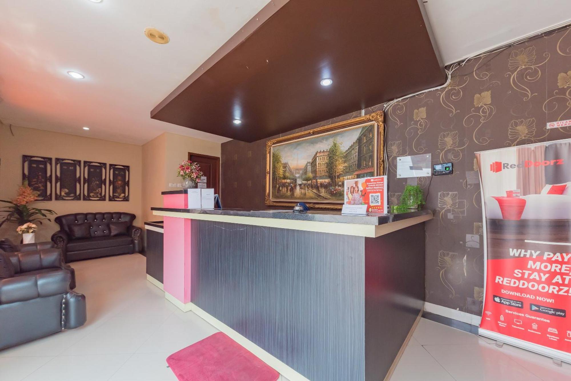 Reddoorz At La Mega Near Pasar Pagi Cirebon Hotel Exterior photo