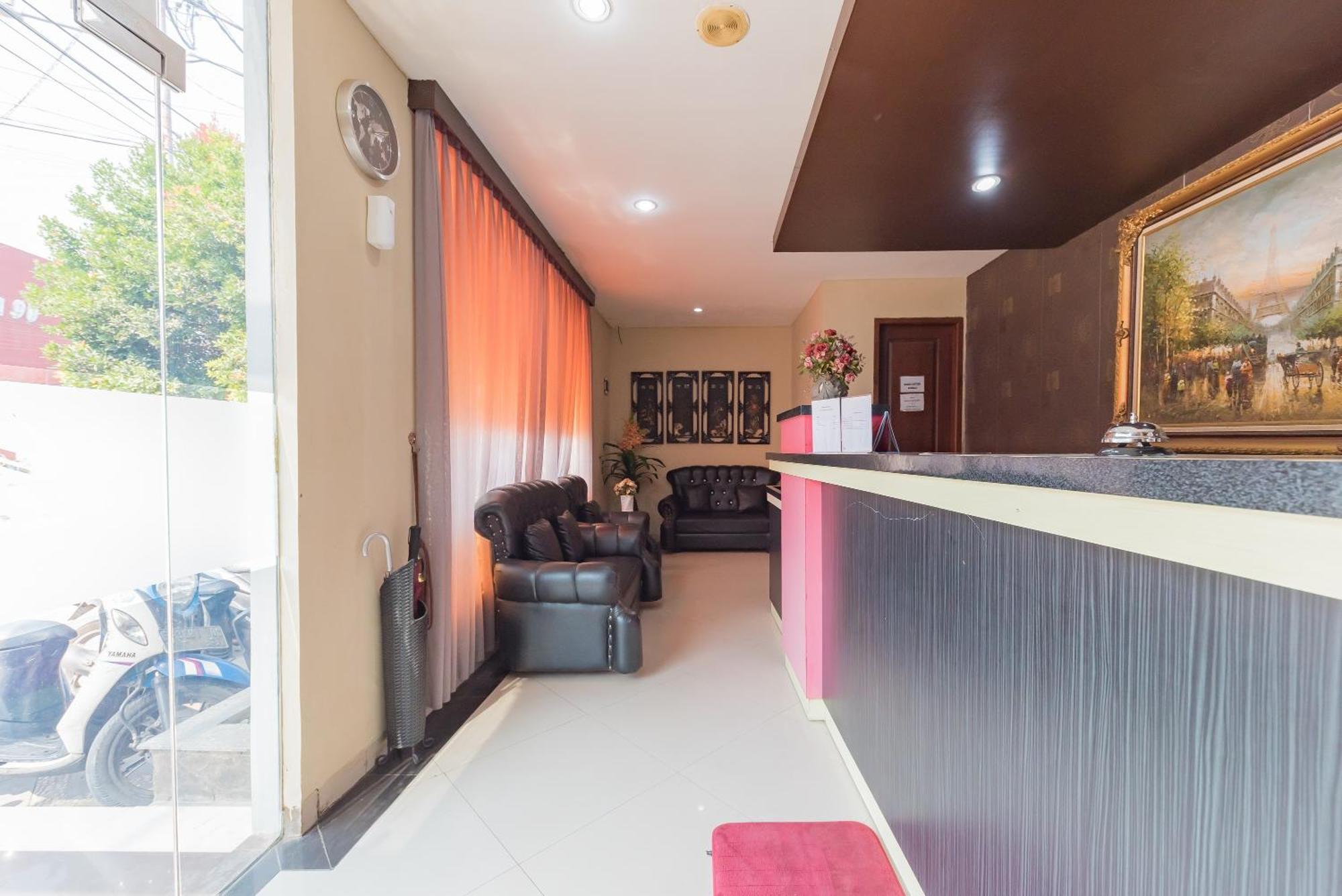 Reddoorz At La Mega Near Pasar Pagi Cirebon Hotel Exterior photo